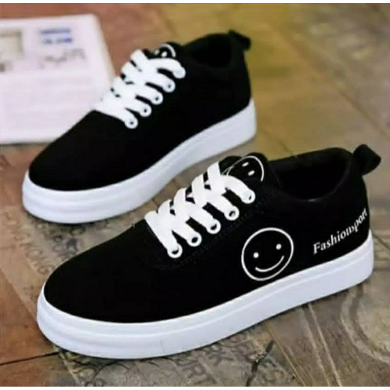 Sepatu Smile Wanita