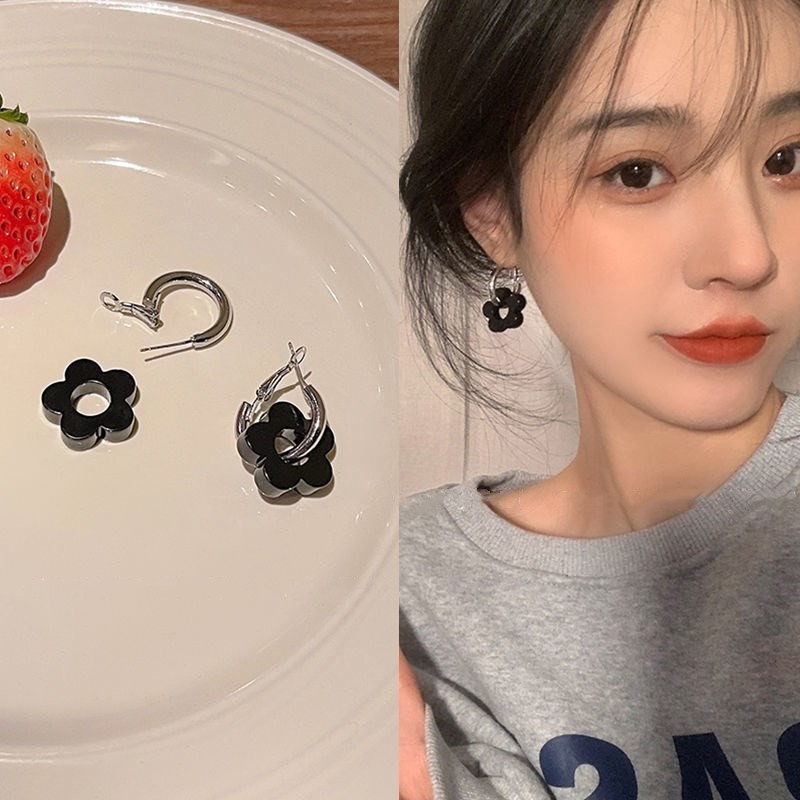 Anting Tusuk Motif Bunga Warna Hitam Untuk Wanita