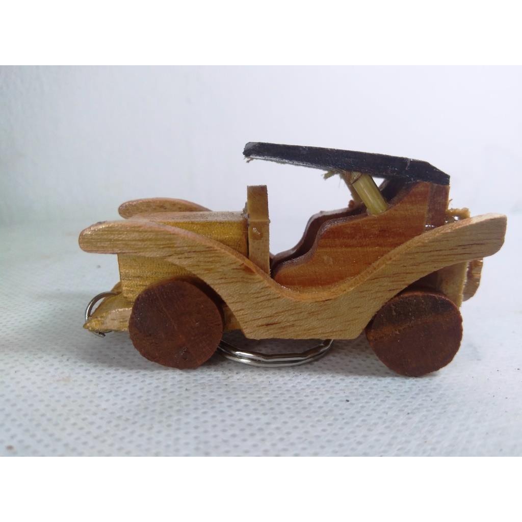 GANTUNGAN KUNCI MINIATUR JEEP / ONTRAN BAHAN KAYU. SOUVENIR JOGJA. OLEH OLEH JOGJA. RIENS COLLECTIONS