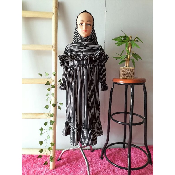 Set Gamis dan Hijab Syar'i Uk. L Usia 5-6 Tahunan Motif Salur Hitam