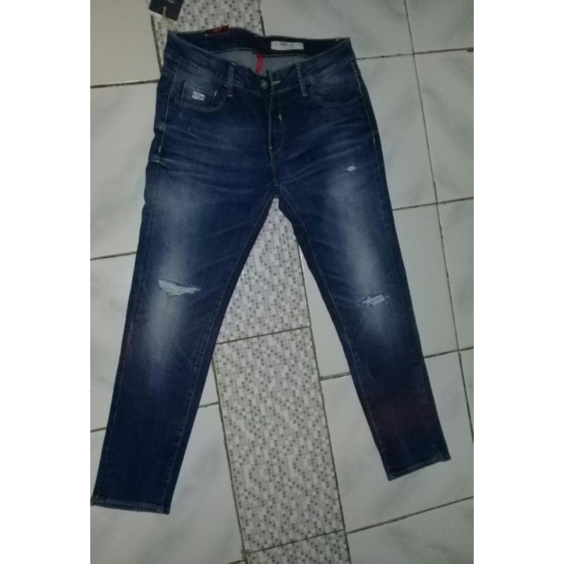 jeans logo wanita