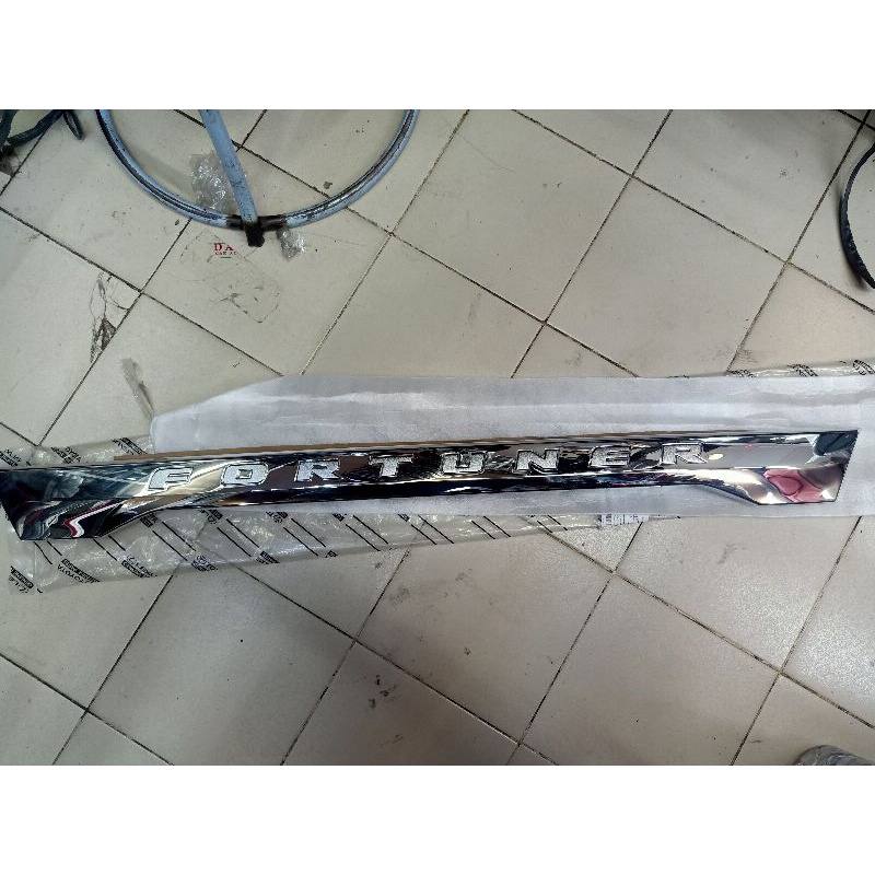 list bagasi/trunklid Fortuner 2012-2016