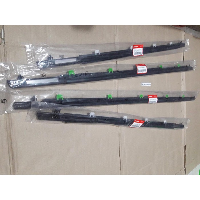 Pelipit Plipit List Lis Karet Penjepit Kaca Jendela Pintu Luar Samping HONDA CRV 2002 2003 2004 2005