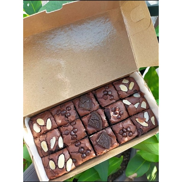 

BROWNIES HOMEMADE TOPPING ALMOND,OREO,COCOCHIPS ukuran 10x20