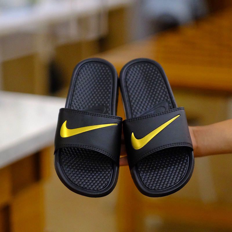 SANDAL NIKE BENASSI BLACK SWOOSH GOLD