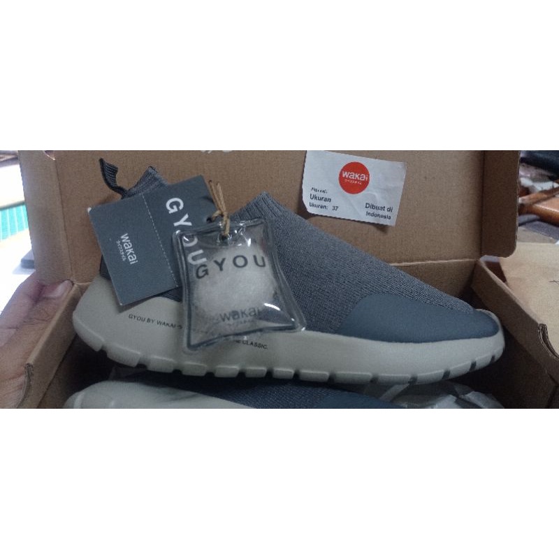 sepatu_wakai_gyou_smoke_stellar_moonrock