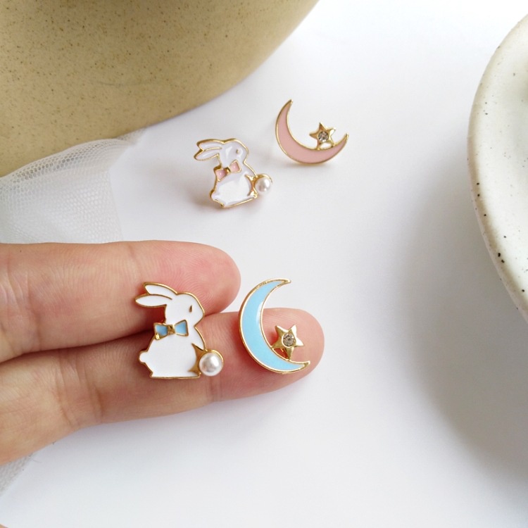 Anting Kait Gantung Asimetris Desain Hati / Kucing / Kelinci / Bulan / Bintang Hias Mutiara / Berlian Untuk Wanita