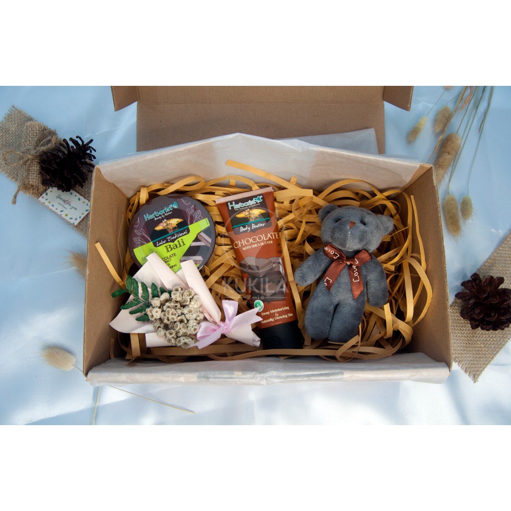 

HAMPERS BODY TREATMENT BONEKA GIFT BOX BODY TREATMENT BONEKA PAKET B12