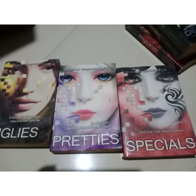 NOVEL Scott Westerfeld Uglies, Special, Pretties.