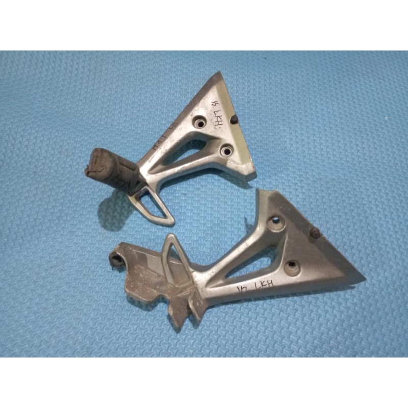 DUDUKAN FOOT STEEP BELAKANG HONDA REVO VIT F1 ORIGINAL KO7