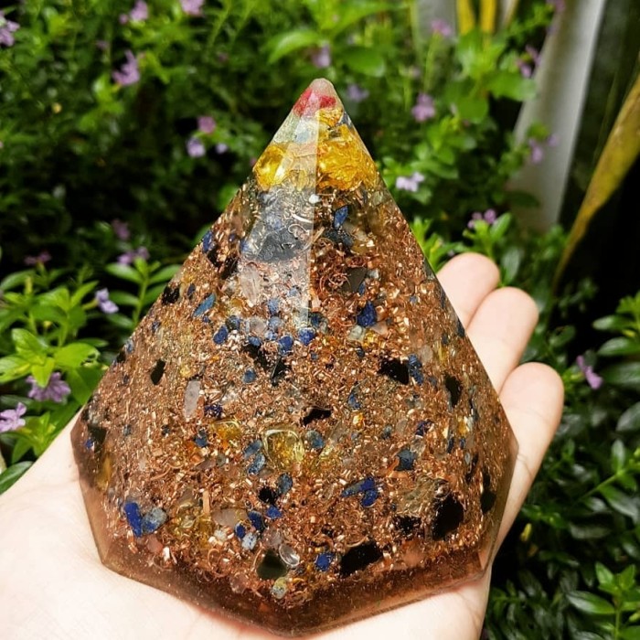 Octagon 7 Chakra Pyramid Orgonite - Piramid 7 Cakra