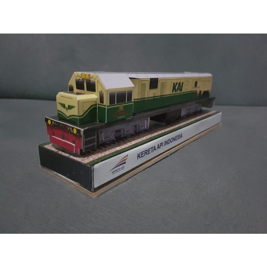Miniatur papercraft Kereta api kertas CC201 hijau