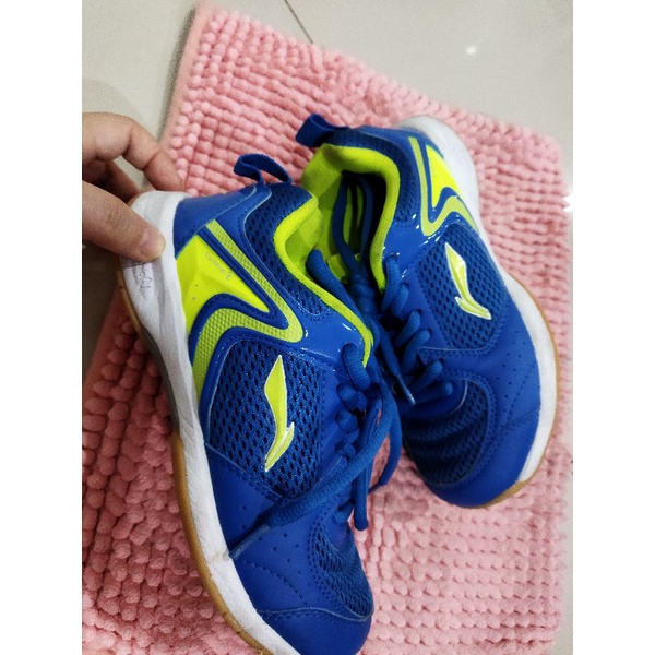 Lining sepatu badminton anak size 33 bekas