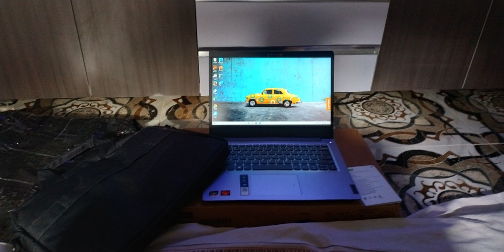 LENOVO IdeaPad Slim 3 Ryzen 3 4300 8GB SSD512 IPS Free