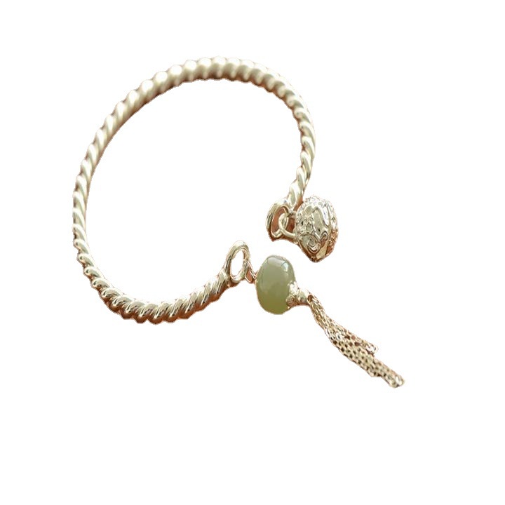 Gelang Bangle Open Vintage Desain Ukir Dengan Rumbai Lonceng Warna Silver Untuk Wanita