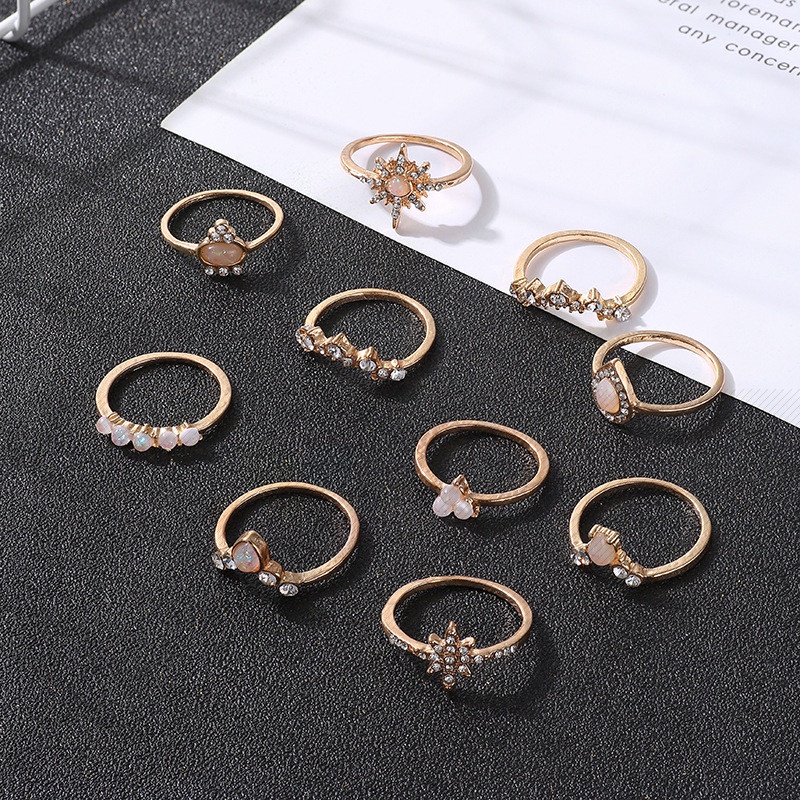 10pcs / Set Cincin Desain Mahkota Bintang Opal Aksen Berlian Warna Emas Untuk Wanita