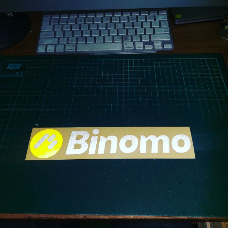 Sticker Cutting logo Binomo isi 2 pcs
