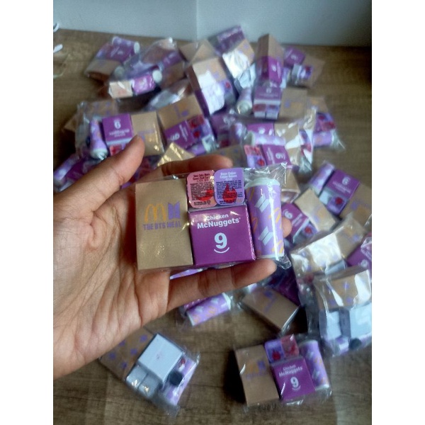 Tempelan kulkas BTS meal Mcd