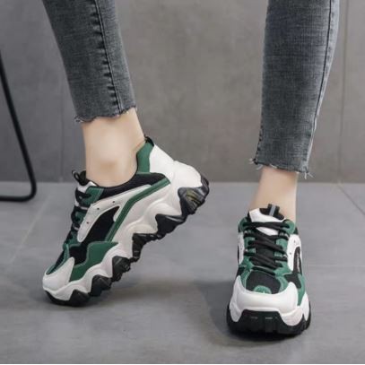 sepatu sneaker