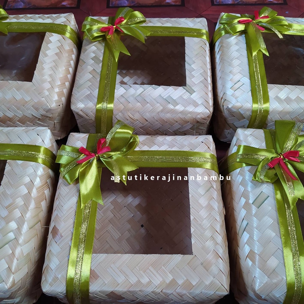 

Sepasang Besek Mika Pita Natural 25 x 25cm/ besek bambu besar/ besek anyaman bambu/ besek jogja/ besek natural