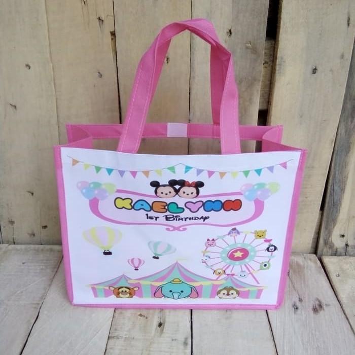 

TAS HAMPERS ULTAH MIKA BESAR CUSTOM NAMA - GOODIE BAG BINGKISAN SNACK ULANG TAHUN ANAK MIKA BENTO UK 30X18X 25 - BAHAN TEBAL DAN BAGUS