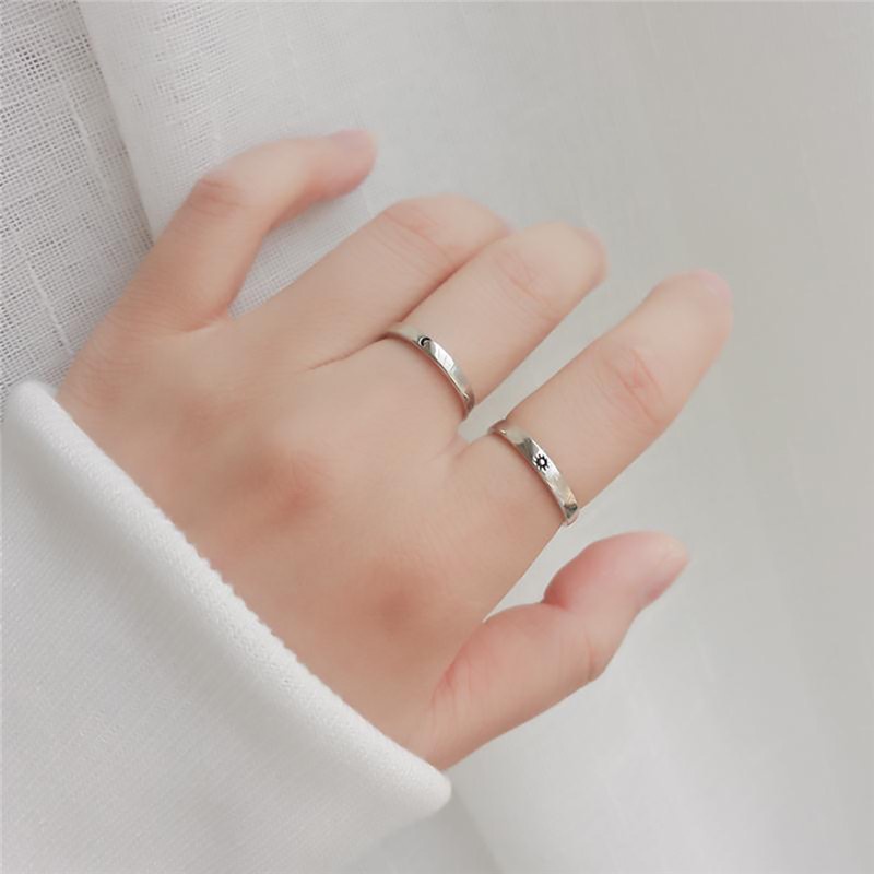 Set Cincin Pasangan Model Terbuka Adjustable Desain Matahari Warna Silver Untuk Hadiah