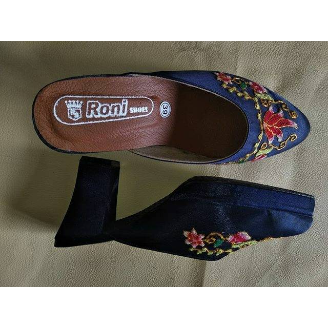 Sendal sulam peniti benang emas