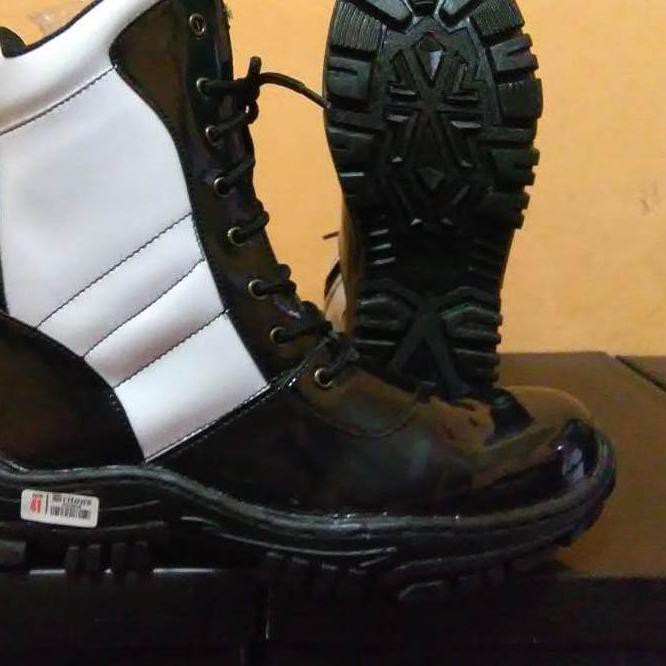 Q96 2 Sepatu PKD Security - Britons 