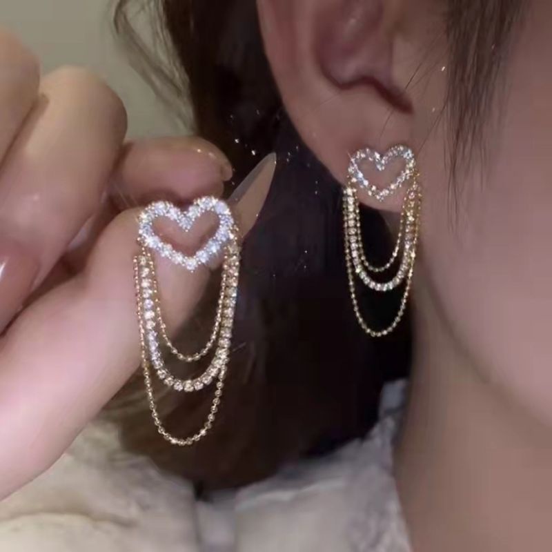 Anting Stud Rumbai Bentuk Hati Aksen Kristal Warna Emas Untuk Wanita