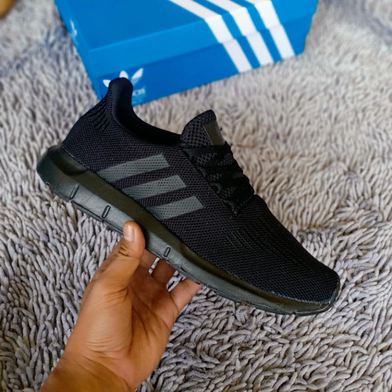 ADIDAS SWIFT RUN FULL BLACK ORIGINAL 100% - SEPATU ADIDAS ORIGINAL 100% - SEPATU PRIA - SEPATU WANIT
