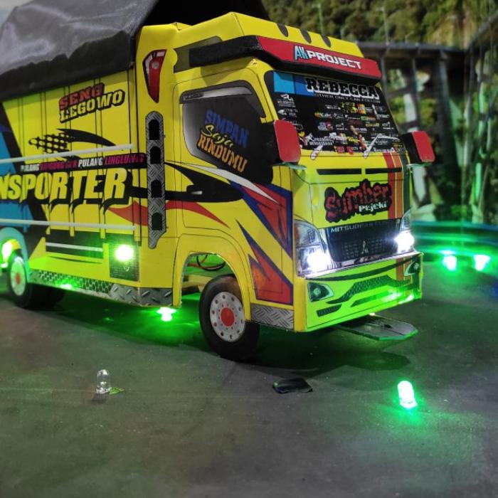 Jumbo truk kayu truk lampu truk 42 Miniatur truk jumbo uk 42 oleng trasporter full lampu truk kayu ~