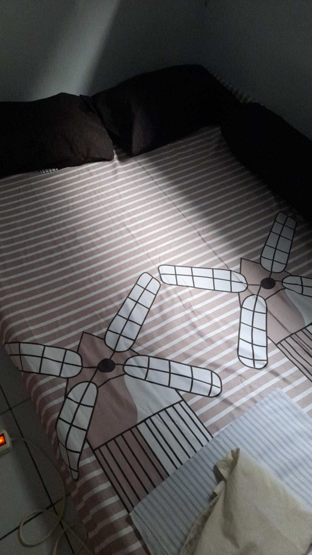 Kintakun Isthana - Sprei Kintakun Dluxe 160x200 - Caroline / Danielle / Spongebob Puzzle
