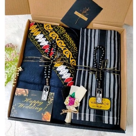 GIFT BOX WEDDING SARUNG+MUKENA BLACK SERIES/ KADO PERNIKAHAN