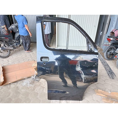 Pintu depan Daihatsu Grand max sebelah kanan