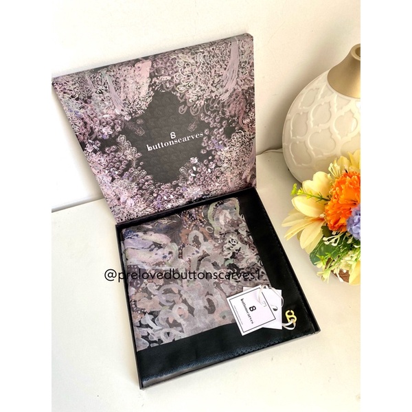 Buttonscarves Ederra Black