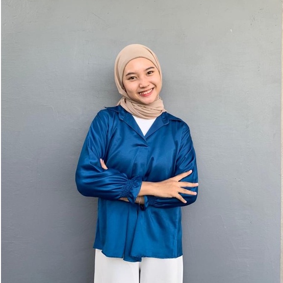 Gea Satin Blouse - Atasan Wanita Kantor Casual Lengan Panjang - Blouse Polos Wanita - V Neck Blouse - Blus Kerah Kerja - Kemeja Kerah V Neck - Blus Satin