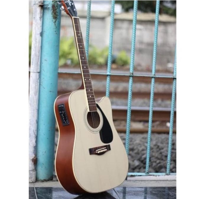 Gitar akustik elektrik YAMAHA F310 NATURAL EQUALIZER ON