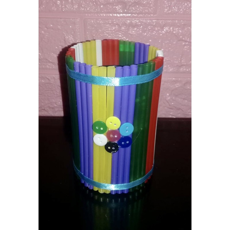 

Kotak Pensil Prakarya Bebahan Sedotan dan Kardus