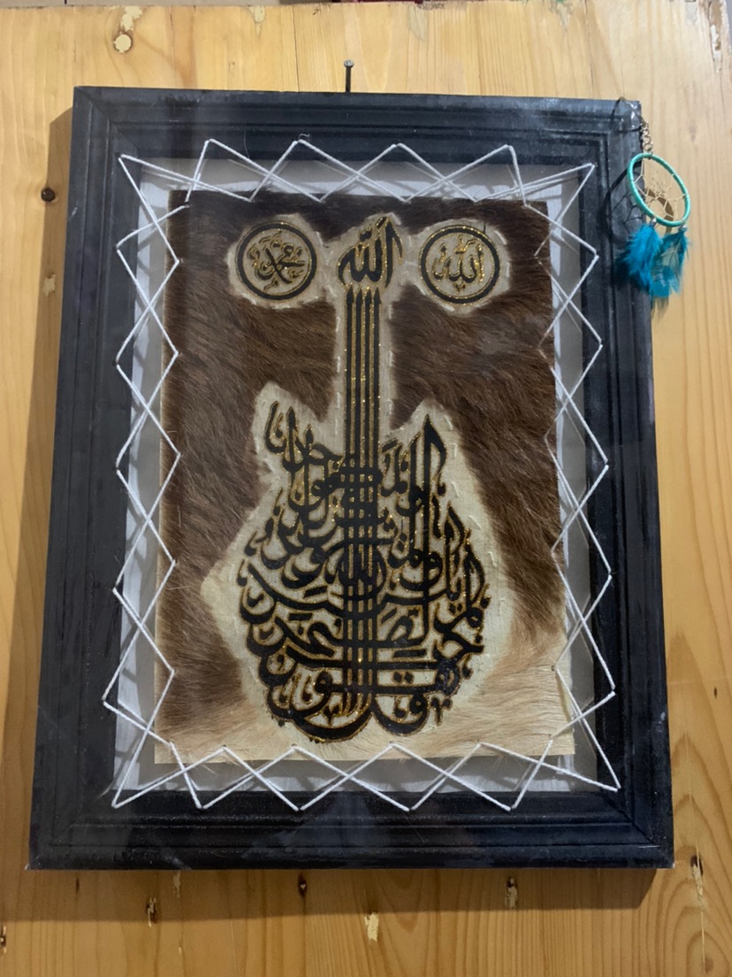 Kaligrafi Syahadat Bentuk Gitar Ukuran 44x33cm