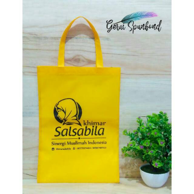 

Goodie Bag Spunbond Ukuran 30cm x 40cm Custom Sablon (Ukuran Besar)