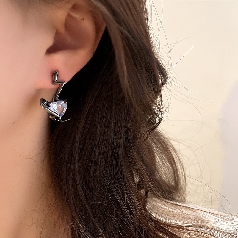 Anting Zircon Bentuk Hati Warna Hitam