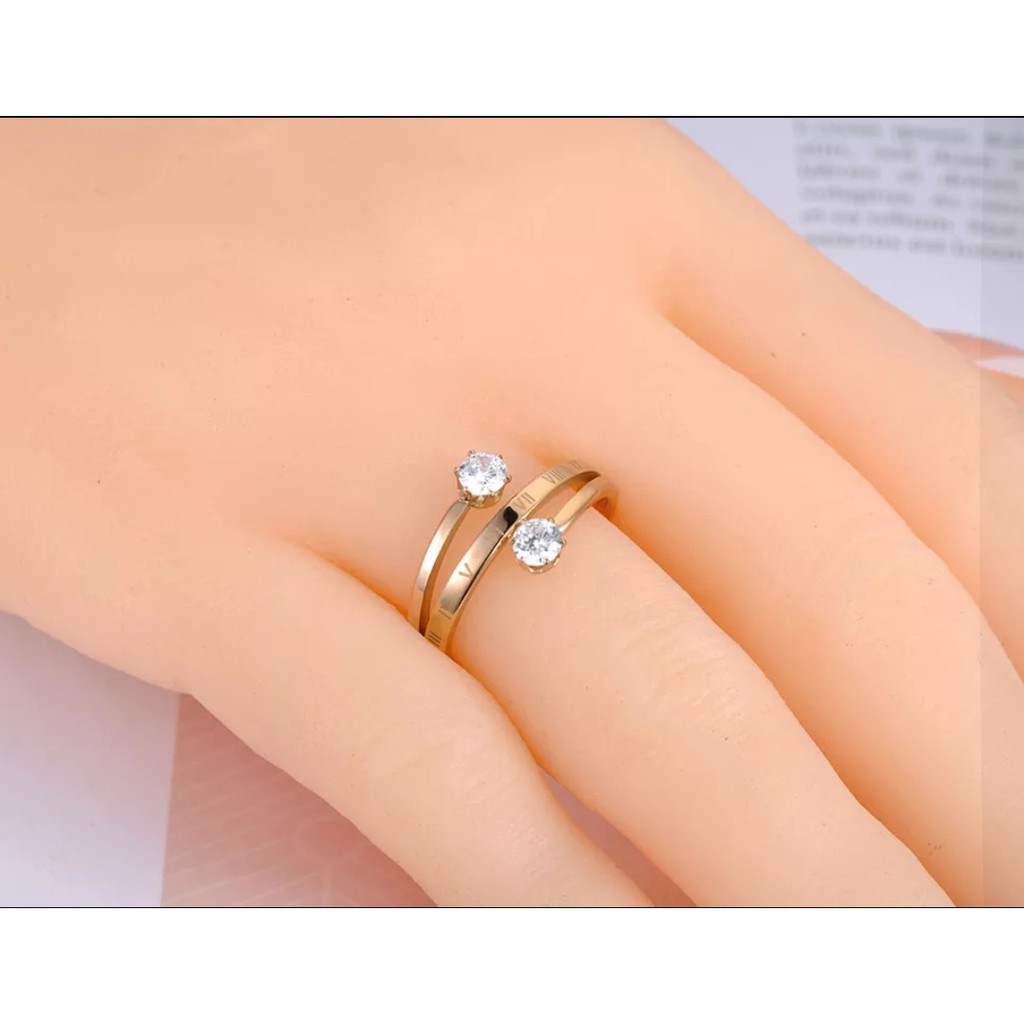 Cincin Titanium Model Dengan Angka Romawi 2 Diamonds Tersedia Warna Rose Gold, Gold dan Silver