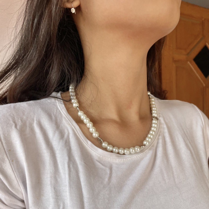 Smiley pearl necklace