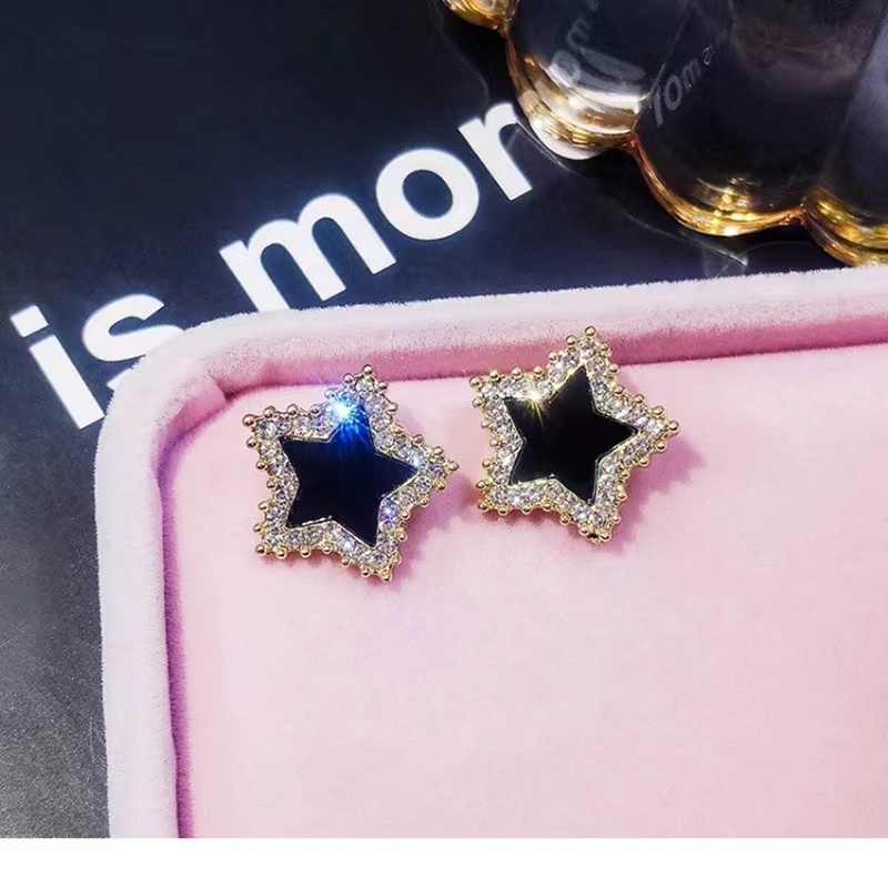 Anting Tusuk Motif Geometri Kecil Ala Korea Untuk Wanita