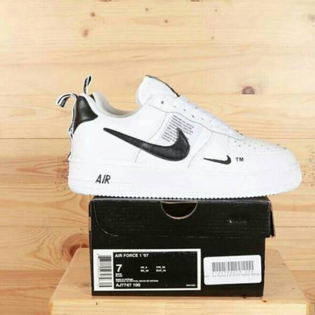 SEPATU NIKE AIR FORCE ONE 07 LV8 UTILITY WHITE BLACK