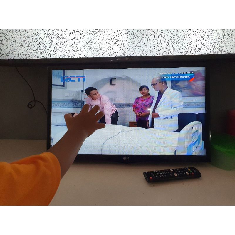 TV LED LG 24 INCH Model 24MT48AF second like new. minus kaki tv dan kardus