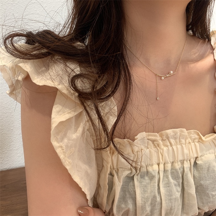 Kalung Rantai Klavikula Hias Liontin Kristal Mutiara Berlian Rumbai Bahan Baja Titanium Warna Emas Untuk Wanita
