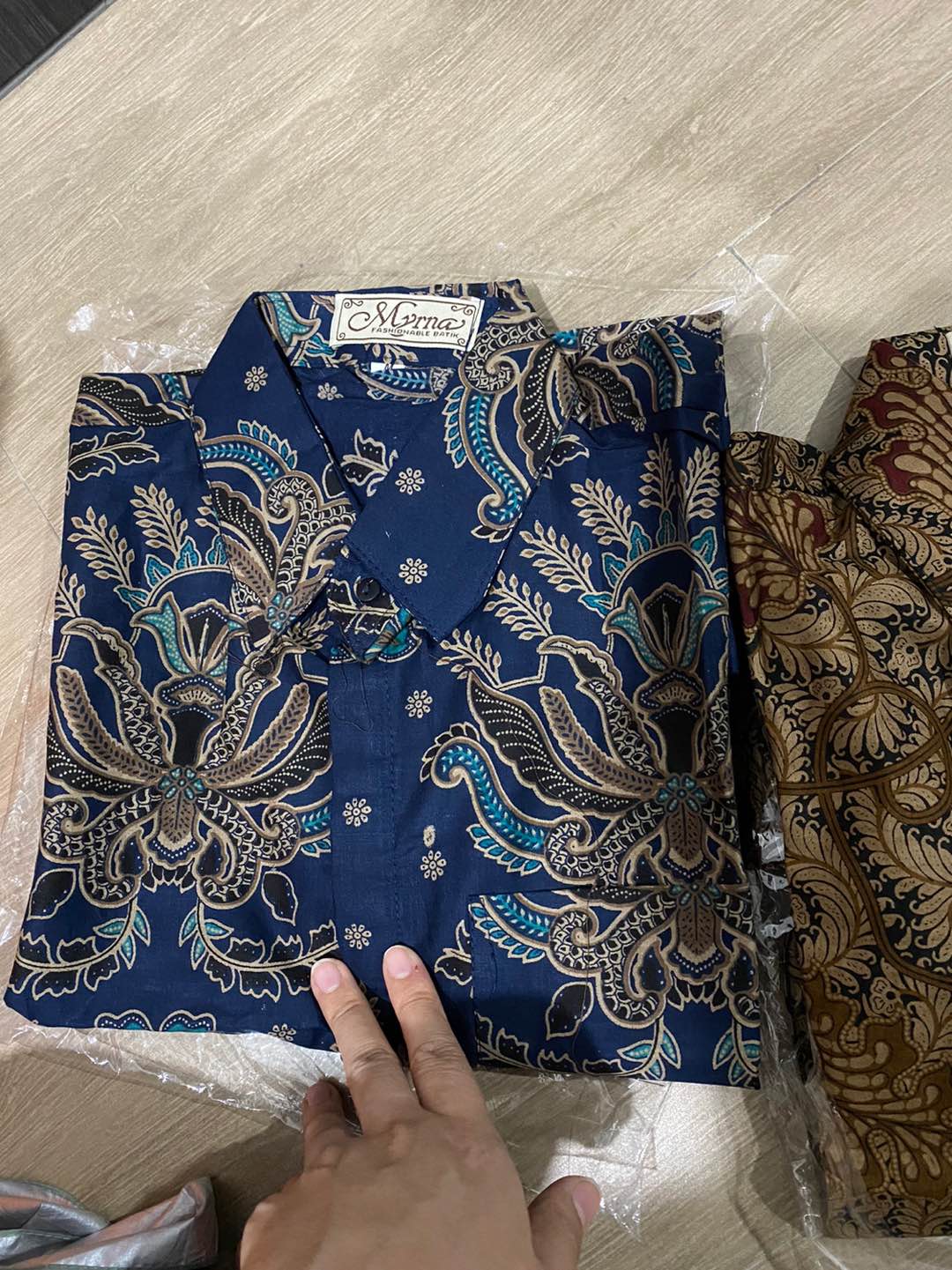 Batik Myrna - Kemeja Batik Atasan Lengan Pendek Pria Kembang Goyang Dongker