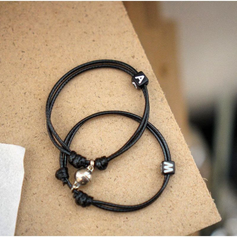 gelang couple magnet inisial huruf dadu / gelang initial magnet