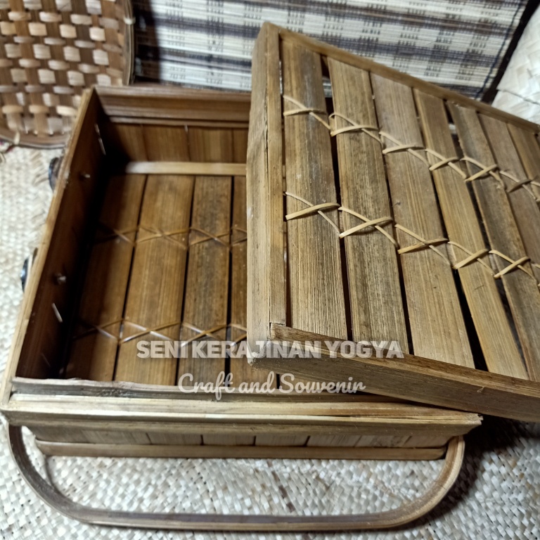 

(B098) Keranjang bambu dengan tutup 25 x 25/Hampers/Kado/Wadah Parcel/tempat jajanan/